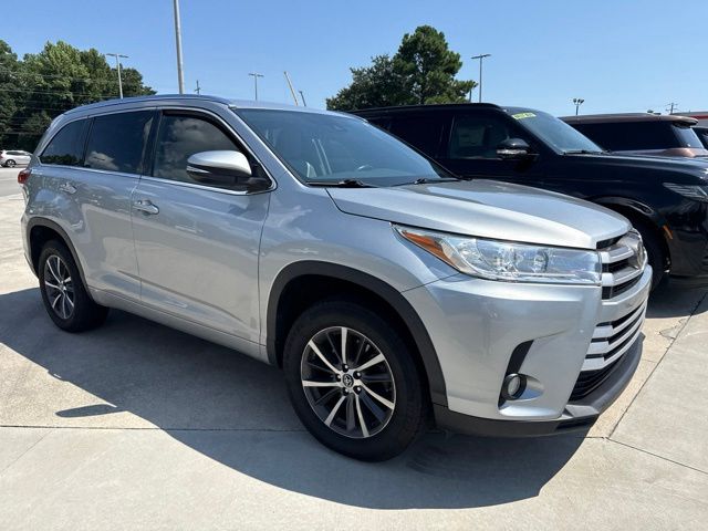 Used 2018 Silver Toyota XLE image 4