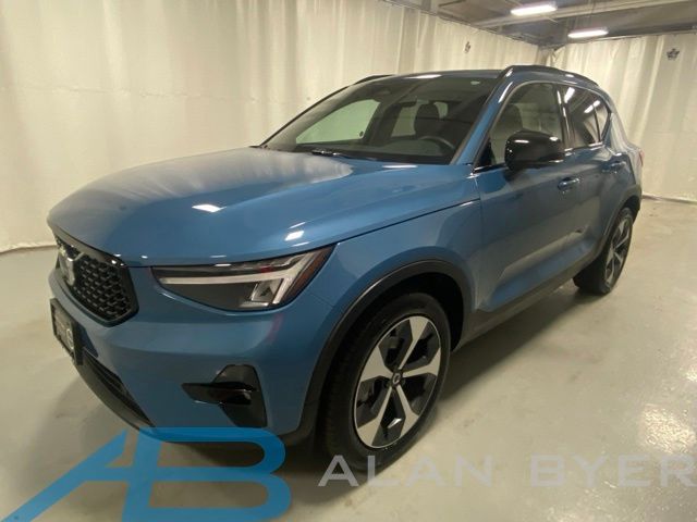 2025 Volvo XC40 B5 Plus Dark Theme AWD