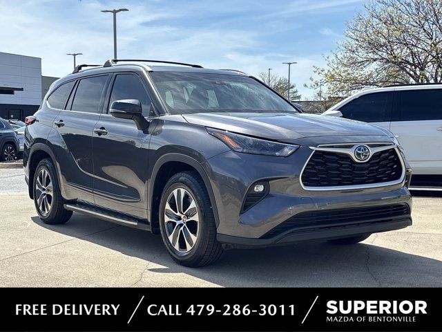 Magnetic Gray Metallic 2022 Toyota Highlander Hybrid XLE FWD SUV / Crossover Front-Wheel Drive Continuously Variable Transmission