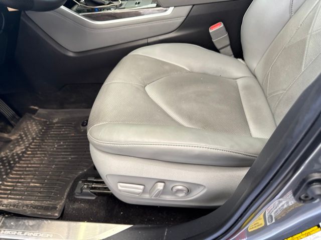 2025 Toyota Highlander Hybrid Platinum  at Toyota of Victoria