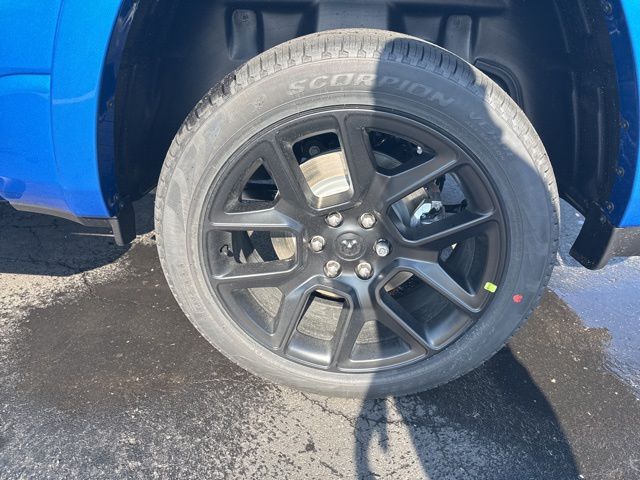 View vehicle photo 7