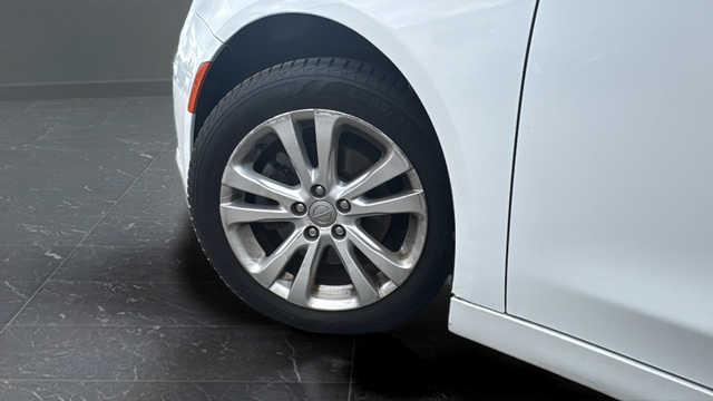 Used 2015 Bright White Clearcoat Chrysler Limited image 26