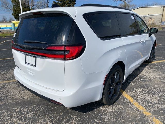 2024 Chrysler Pacifica Touring L 5