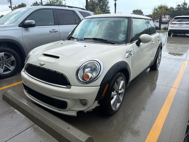 Pepper White 2013 MINI Cooper Hatchback Front-Wheel Drive 6-Speed Automatic