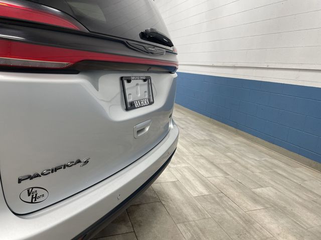 2023 Chrysler Pacifica Touring L photo
