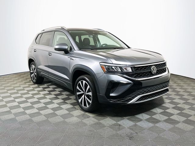 Platinum Gray Metallic 2024 Volkswagen Taos SE FWD SUV / Crossover Front-Wheel Drive 8-Speed Automatic