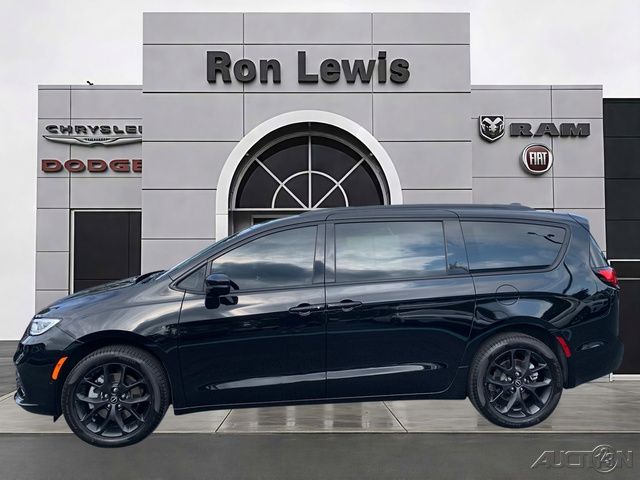 Diamond Black Crystal Pearlcoat 2026 Chrysler Pacifica Minivan All-Wheel Drive 9-Speed Automatic