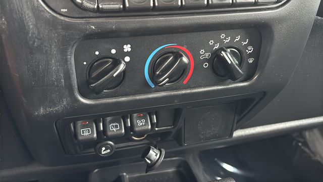 Used 2006 Silver Jeep Unlimited image 30
