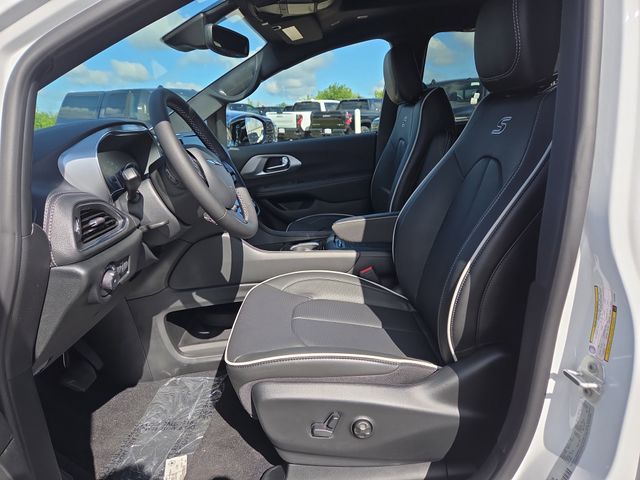 2026 Chrysler Pacifica Limited photo 2