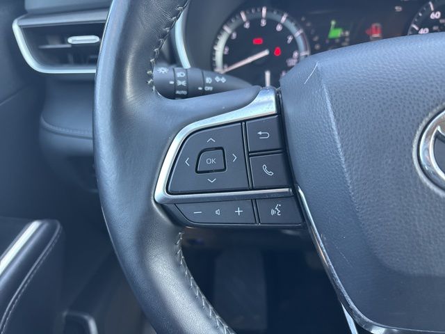 used 2021 Toyota Highlander car, priced at $28,899