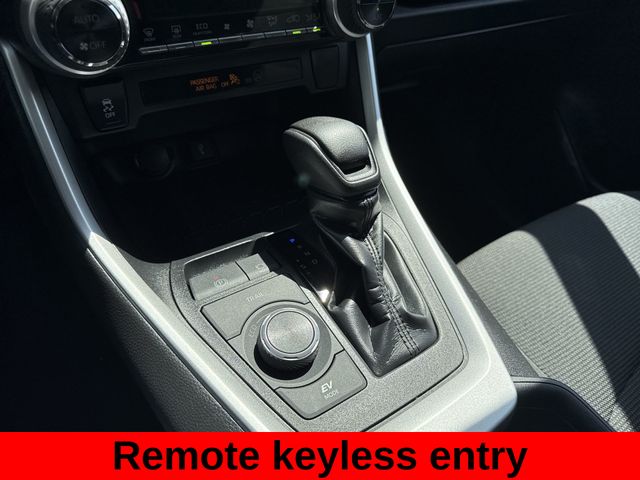 2020 Toyota RAV4 Hybrid LE photo