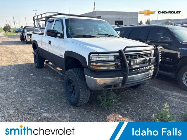 White 2002 Chevrolet Silverado 2500 Pickup Truck Four-Wheel Drive 4-Speed Automatic Overdrive