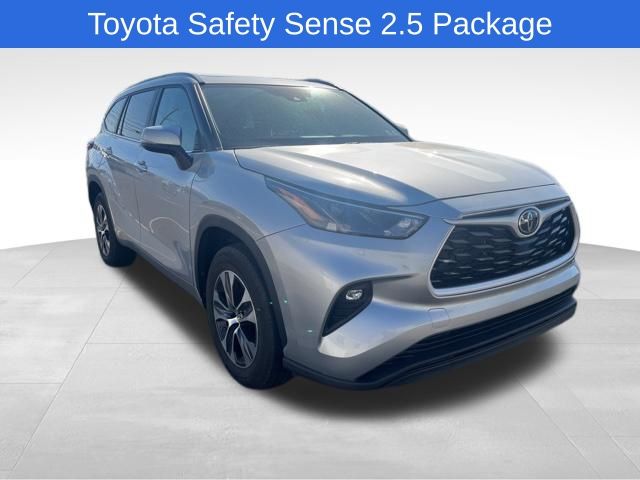 Celestial Silver Metallic 2024 Toyota Highlander XLE FWD SUV / Crossover Front-Wheel Drive 8-Speed Automatic