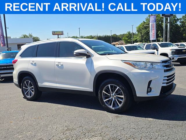 White (Blizzard Pearl) 2019 Toyota Highlander XLE FWD SUV / Crossover Front-Wheel Drive 8-Speed Automatic