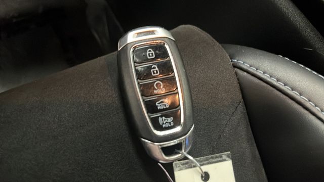 Used 2022 Ceramic White Hyundai Base image 39