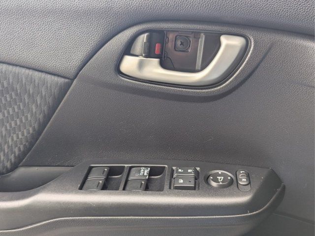 Used 2015  Honda SE image 12