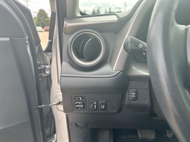Used 2018 Silver Toyota XLE image 19
