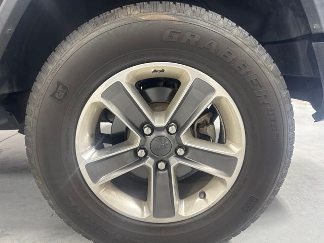 Used 2020 Black Jeep Unlimited Sahara image 9