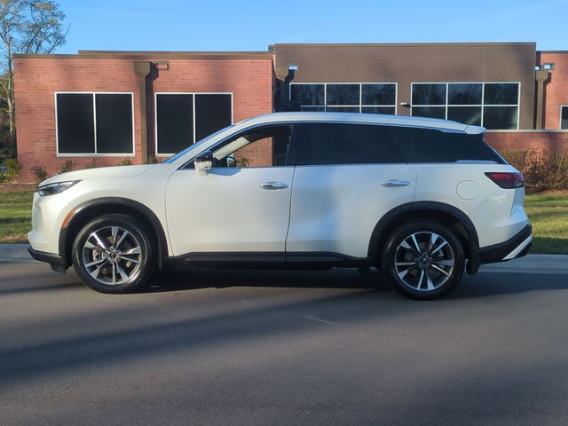 Used 2023 White INFINITI LUXE image 10