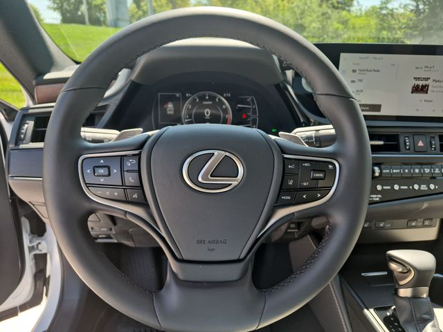 2025 Lexus ES - Image 19
