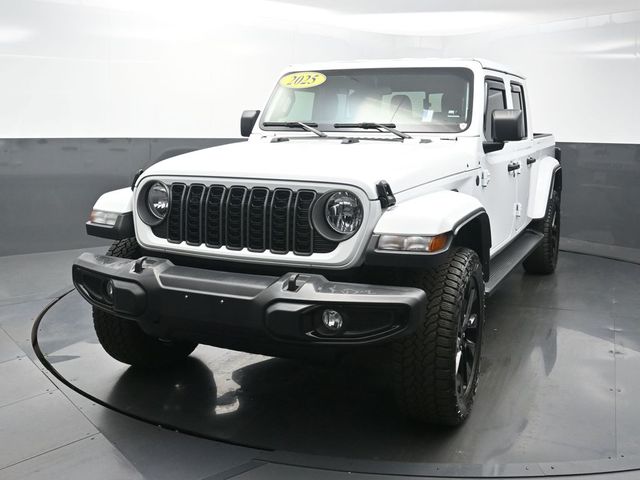 Bright White Clearcoat 2025 Jeep Gladiator Pickup Truck Four-Wheel Drive 8-Speed Automatic