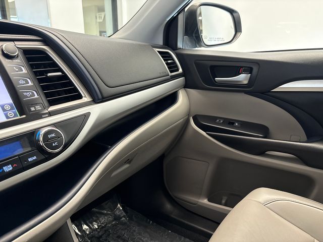 Used 2019 White Toyota XLE image 23