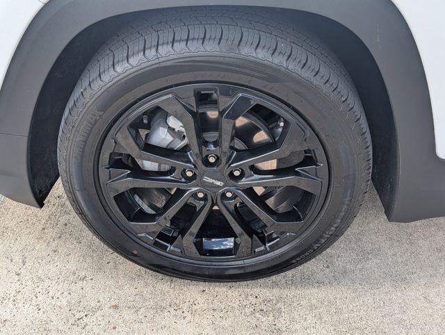 Used 2021 White GMC SLE image 9