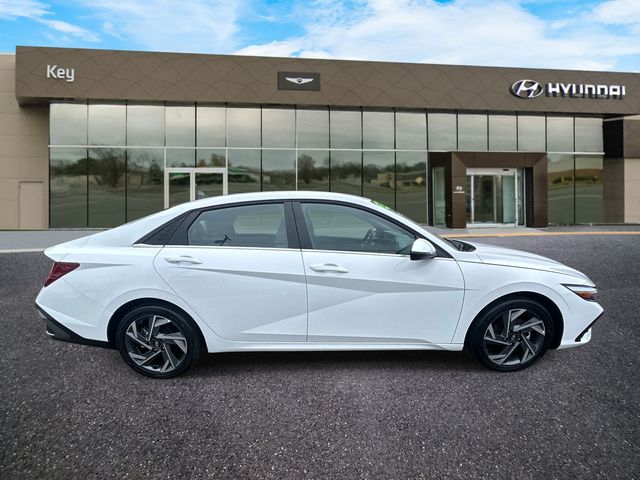 2025 Hyundai Elantra Hybrid - Image 4