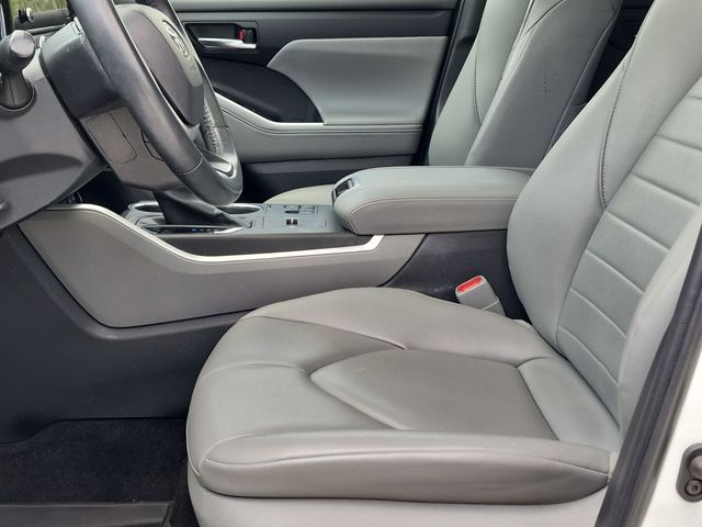 2023 Toyota Highlander - Image 12