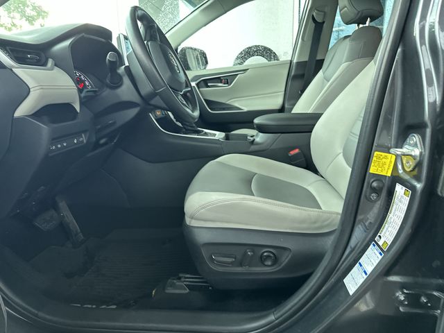 Used 2020 Gray Toyota XLE Premium image 13