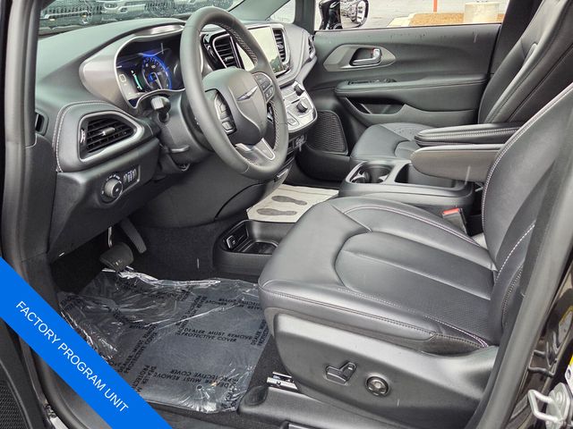 Used 2025 Chrysler Pacifica Van