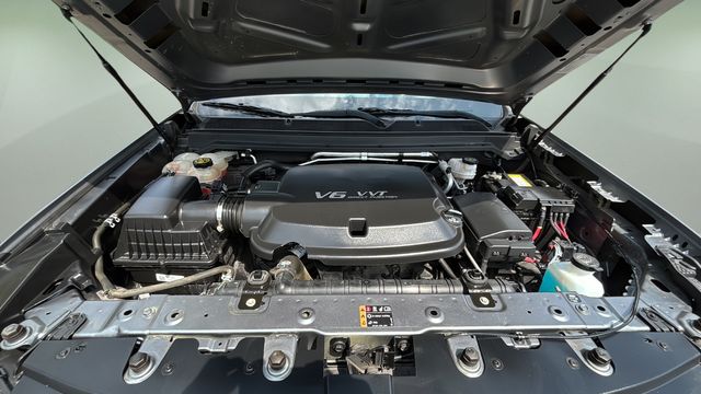 Used 2022 Gray Chevrolet Z71 image 31