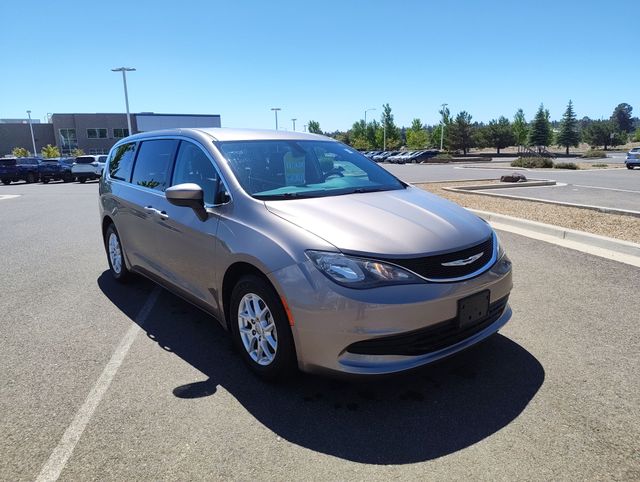 2017 Chrysler Pacifica LX's photo