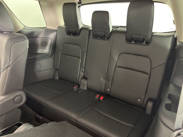 2025 Everest White Pearl Tricoat Nissan Pathfinder SL 4X4 SUV