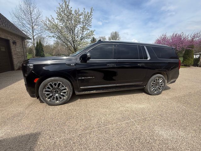 Onyx Black 2023 GMC Yukon XL Denali Ultimate 4WD SUV / Crossover Four-Wheel Drive