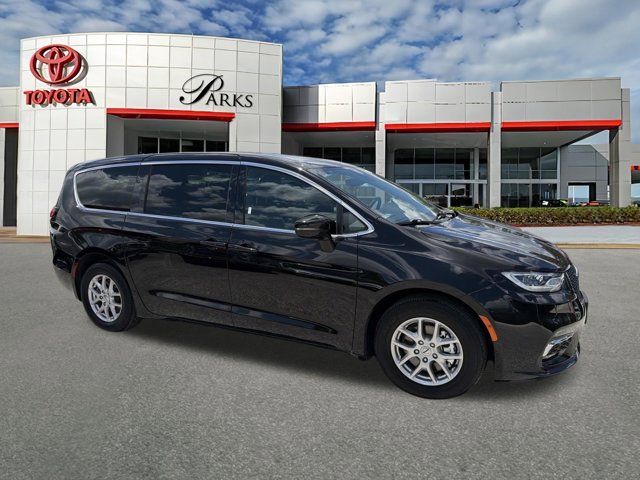 2025 Chrysler Pacifica Select's photo
