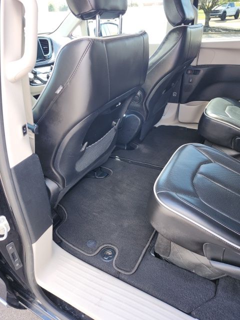 Used 2023 Black Chrysler Limited image 27