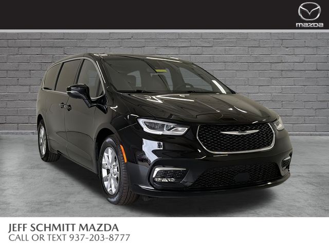Diamond Black Crystal Pearlcoat 2026 Chrysler Pacifica Minivan Front-Wheel Drive 9-Speed Automatic
