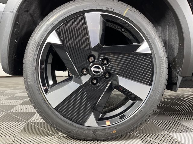 2025 Super Black Nissan Kicks SR FWD SUV