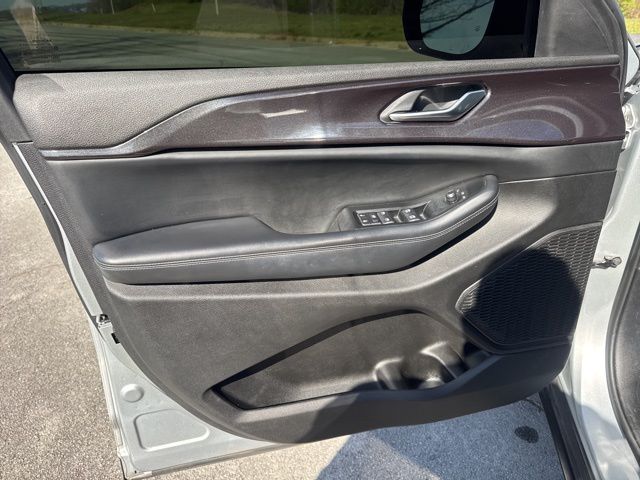 Used 2023 Silver Jeep Altitude image 17