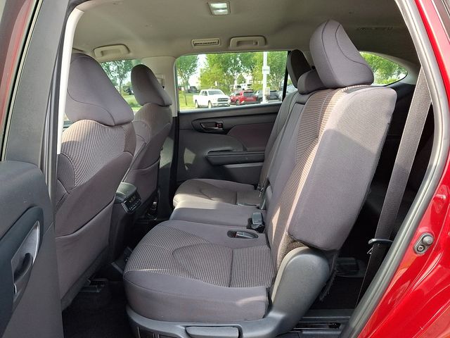 2024 Toyota Highlander LE - Photo 11
