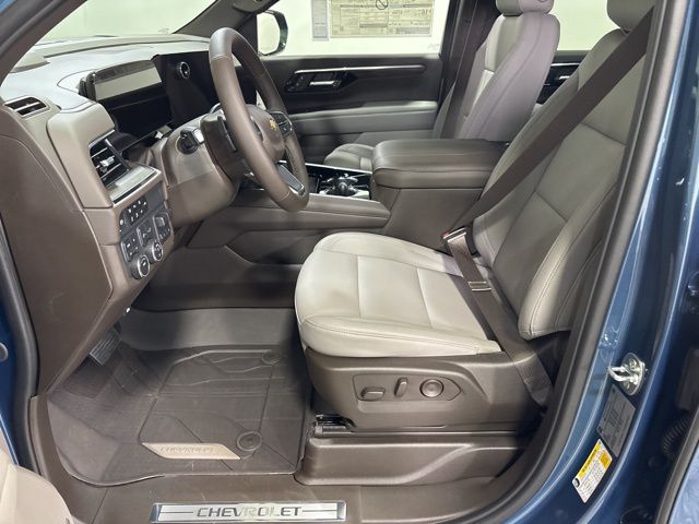 2025 Chevrolet Suburban LT photo