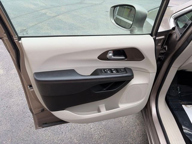 2017 Chrysler Pacifica Touring L - 9
