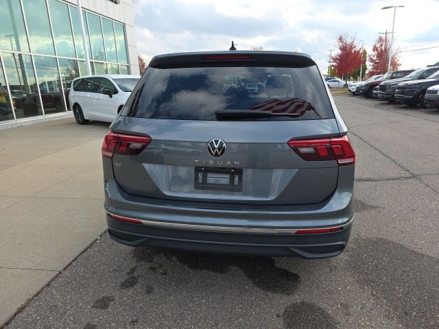 2024 Volkswagen Tiguan 2.0T SE - Pure White exterior view 6