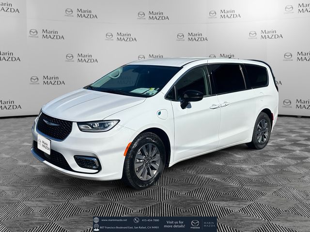 2024 Chrysler Pacifica Hybrid Select PHEV's photo