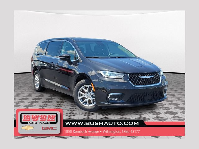 Brilliant Black Crystal Pearlcoat 2023 Chrysler Pacifica Minivan Front-Wheel Drive 9-Speed Automatic