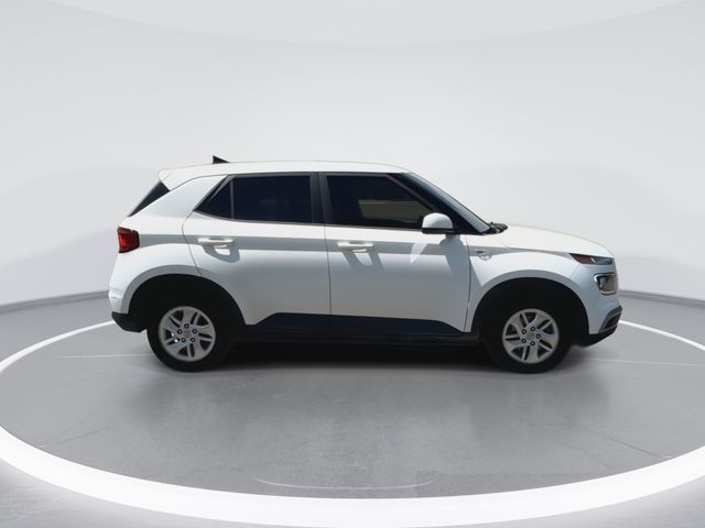 Used 2022 White Hyundai SE image 13