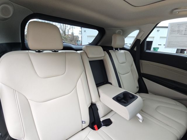 2022 Ford Edge Titanium:168337A