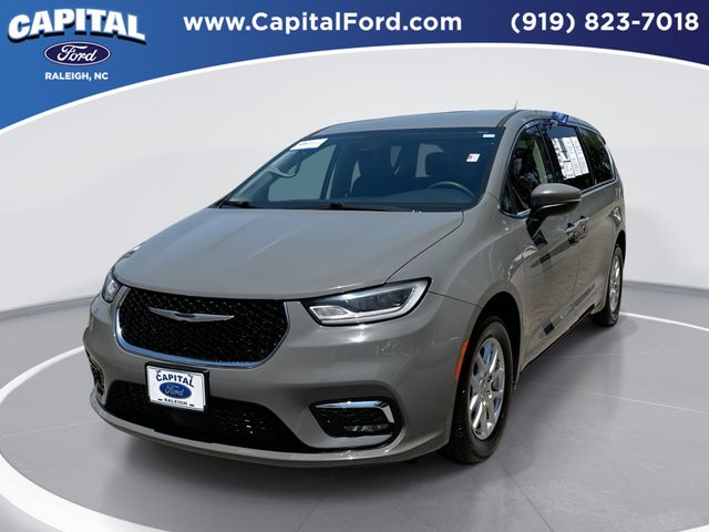 2023 Chrysler Pacifica Touring L's photo