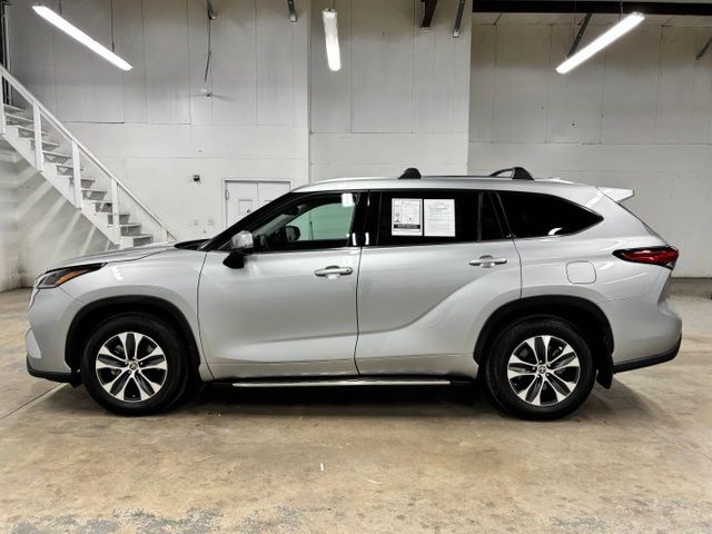 Used 2021 Silver Toyota XLE image 4